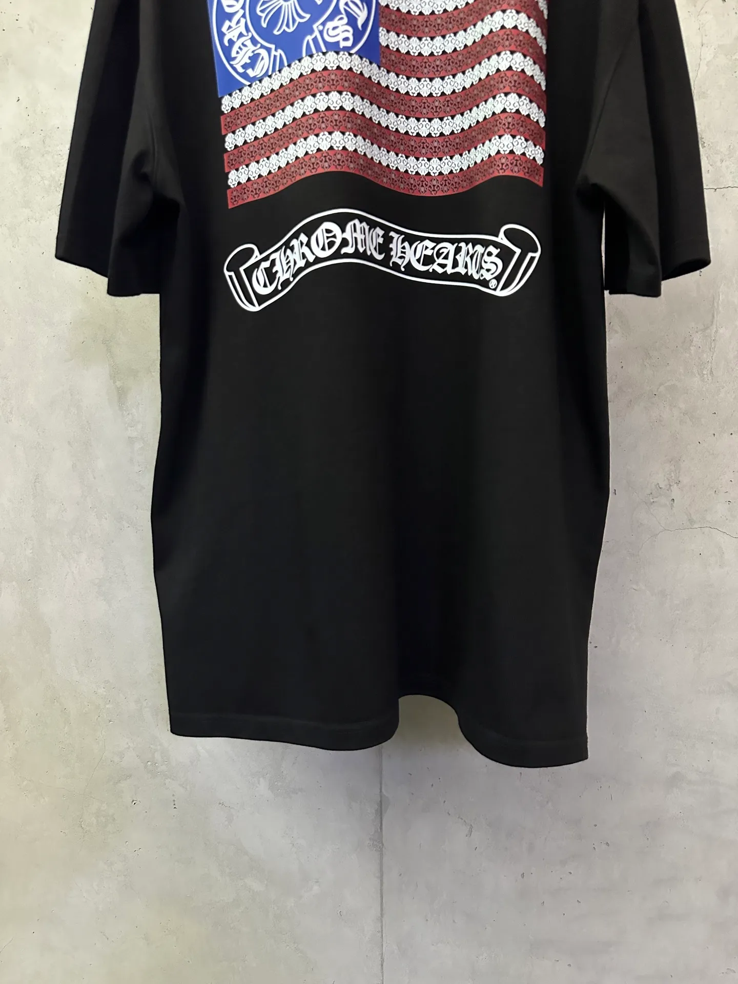 P260 Chrome Hearts 25ss Sanskrit flag printed round neck short-sleeved T-shirt. Fabric is high-definition and super heavy. Cotton double yarn compact Xinjiang cotton. Weight 400g. Paired with 2*2 Salona ribs. 420g. Clean cloth. Clear texture. Tight feel. Stiff. High color fastness. No deformation. No discoloration. Customized hardware. Threads. Accessories. Alignment. Uniform for men and women. -Color: Black White -Size: XS S M L XL